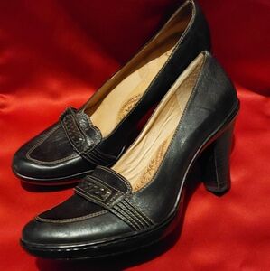 SOFFT BROWN LEATHER PUMPS. SCUFF ON BACK OF RIGHT HEEL. SHOWN IN PHOTO